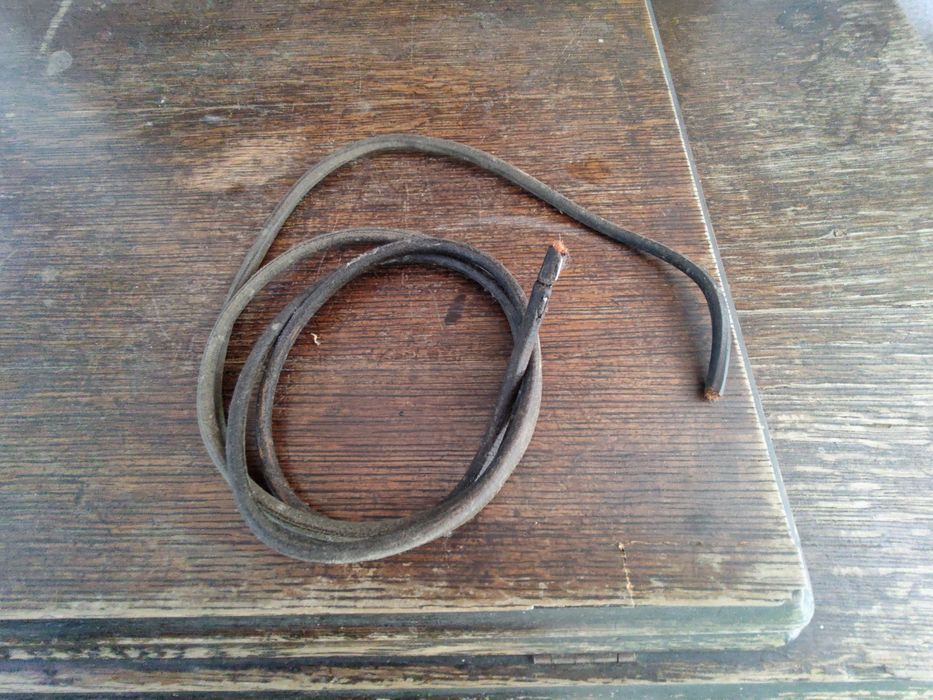 Maszyna Singer na stole