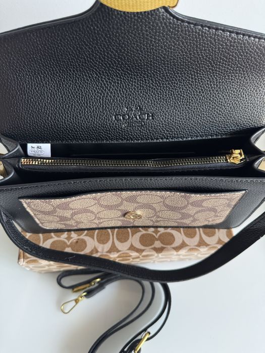 Mala com estampa e logo dourado em metal