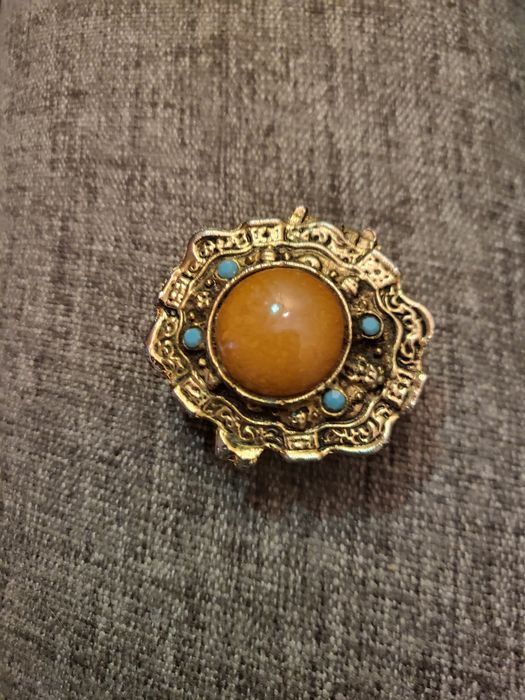 Caixinha dourada com pedras