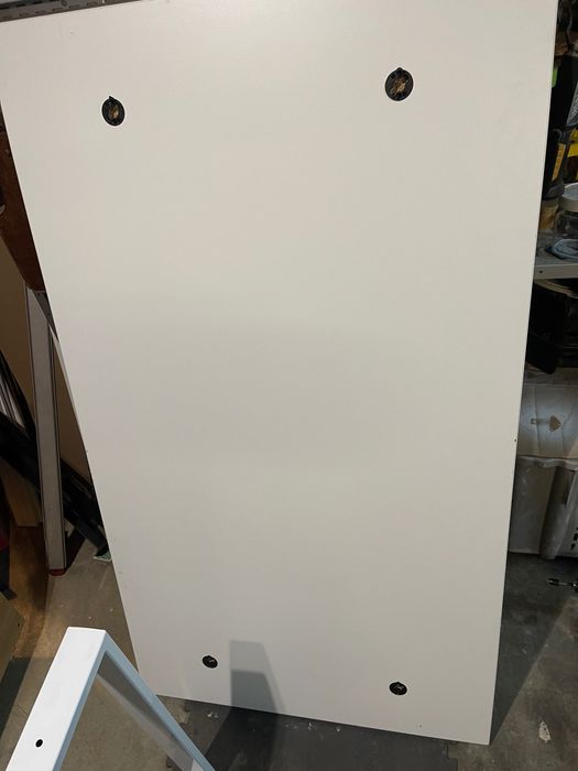 Mesa branca com pés de metal