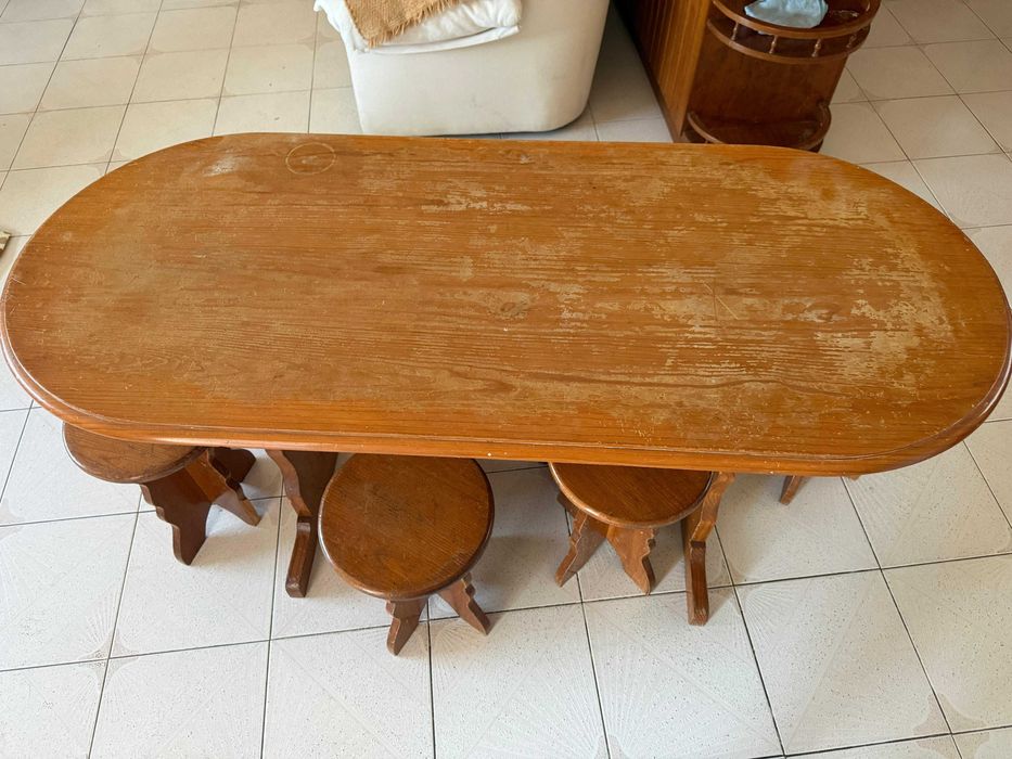 Mesa de madeira + 6 bancos