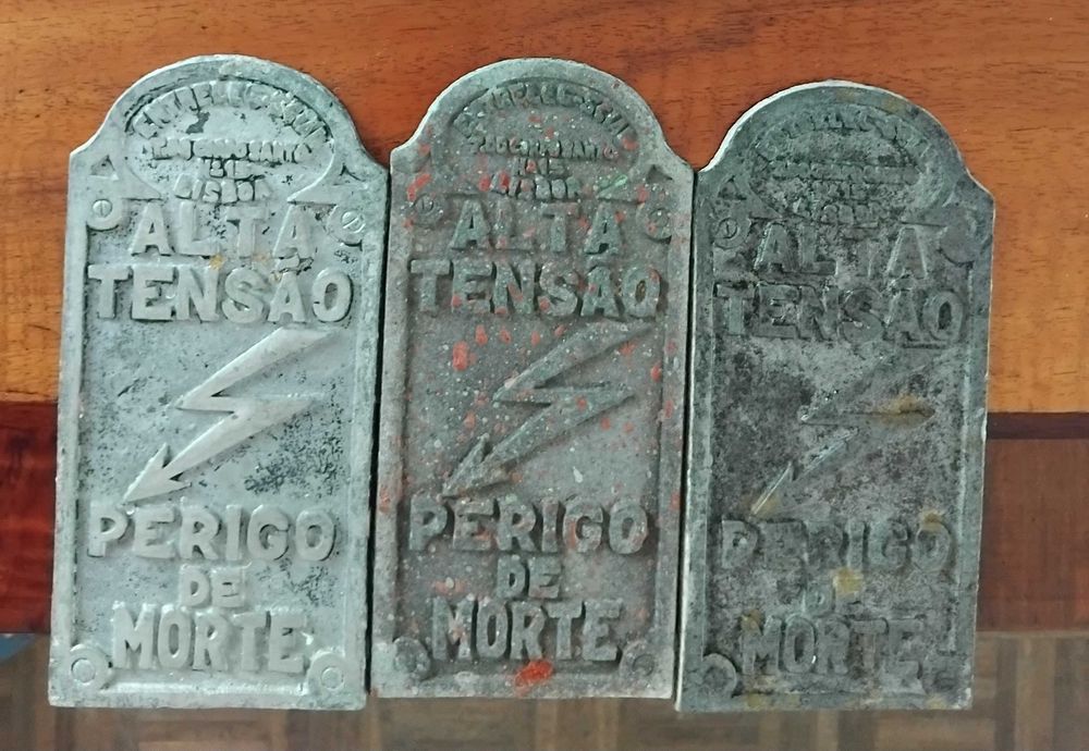 Placa antiga perigo de morte.