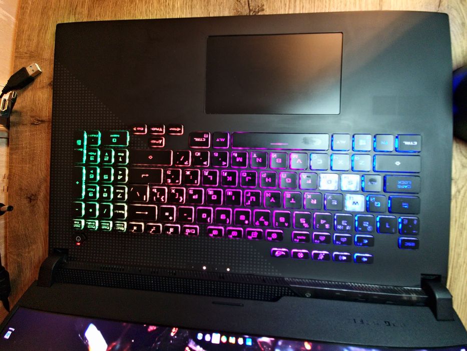 Rog STRIX g17 713 r9 5900hx, 6800m 12 gb, 32 gb ram 1t ssd,