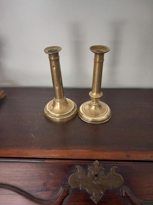 Dois castiçais em metal antigo do sec. XVIII.