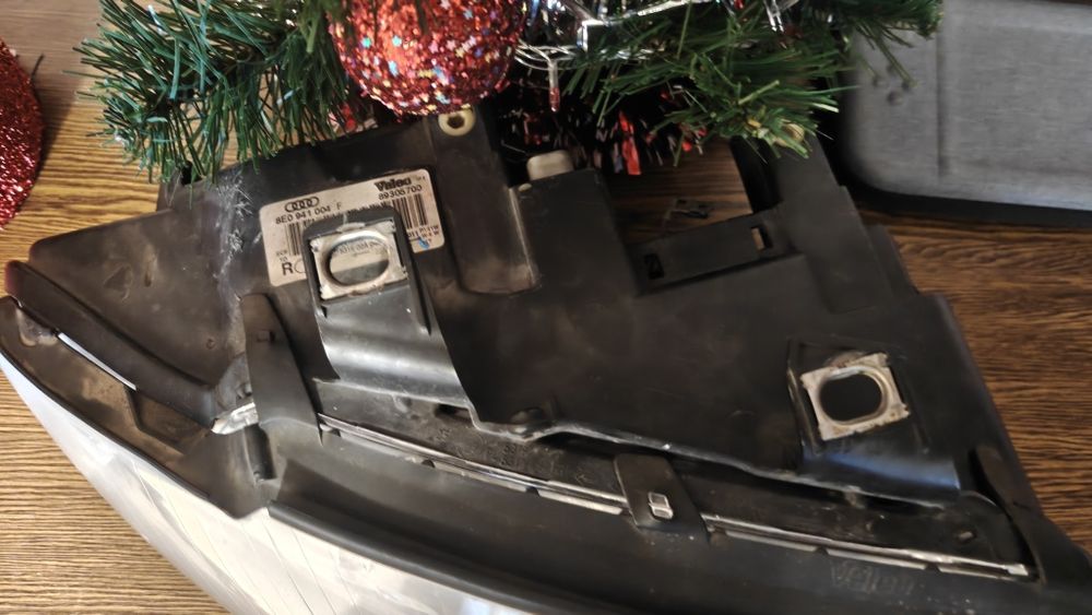 Фара права для Audi a4 b6 Valeo галоген