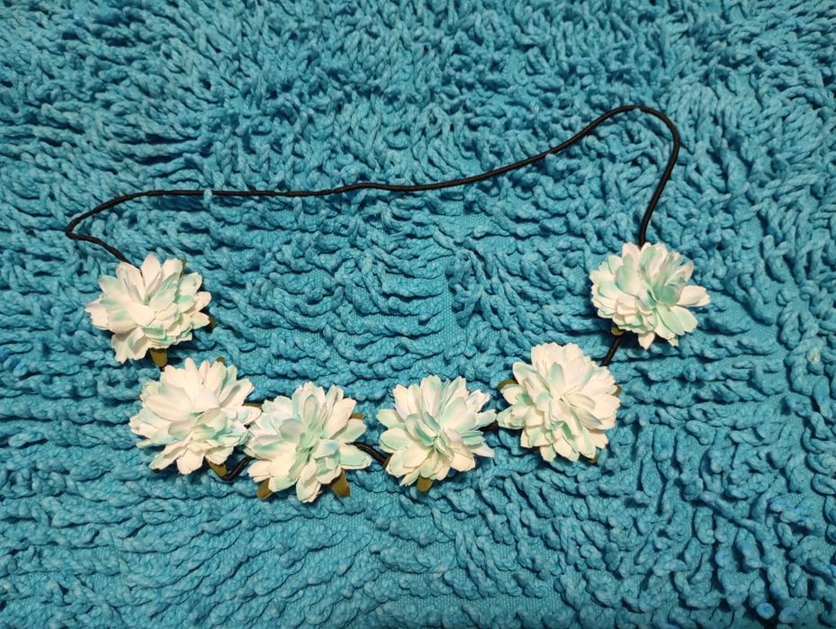 Colar de flores em tons de azul