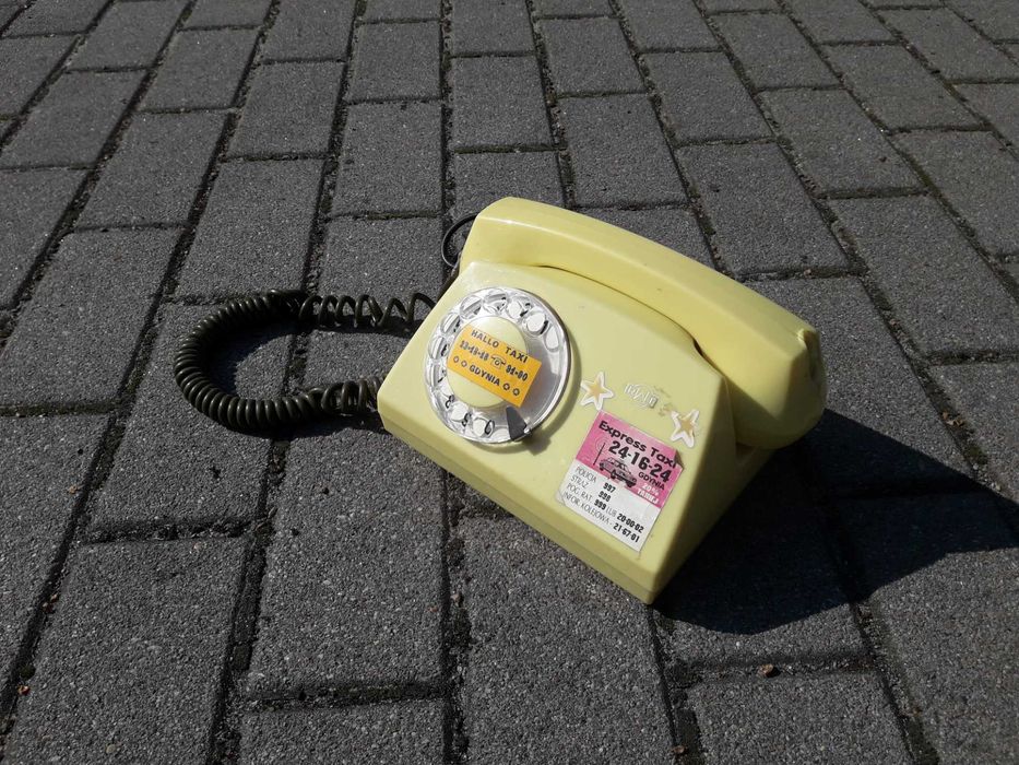 Stary telefon tarczowy z okresu PRL - u