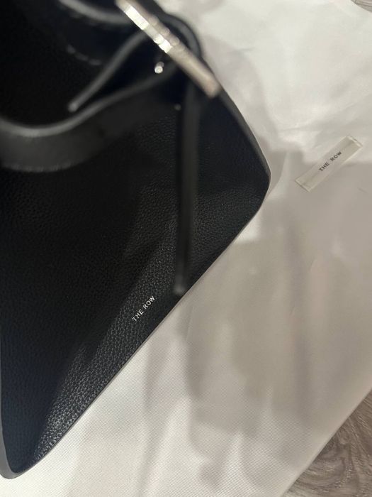 Сумка The Row Margaux 15 у чорній текстурній шкірі