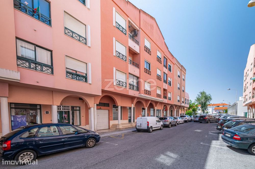 Apartamento T3 com duas Suites e Garagem no Centro de Tires - S.D.Rana