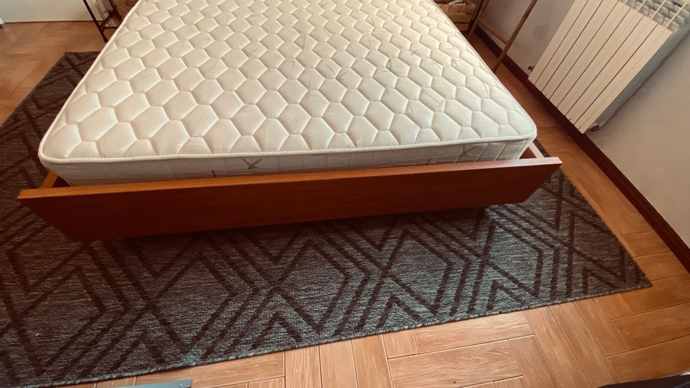Cama de madeira com colchão 160x200