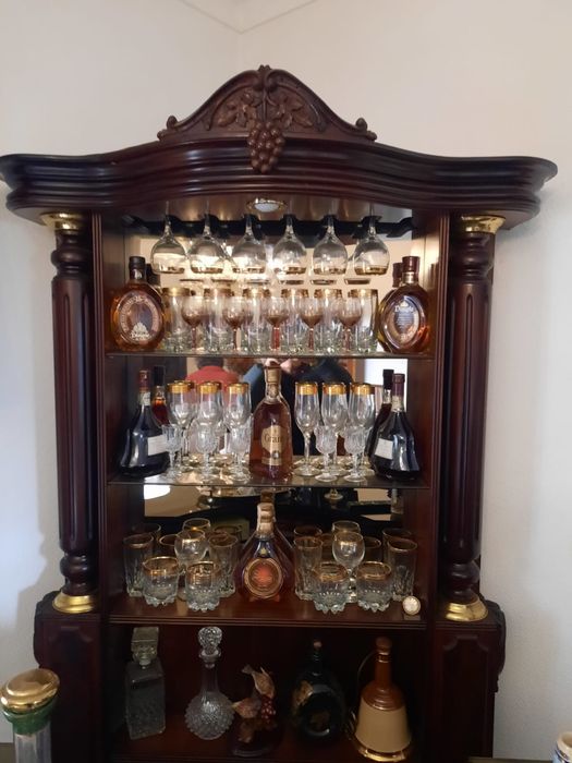 Bar Clássico de Madeira Maciça