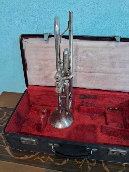 Музыкальный инструмент труба