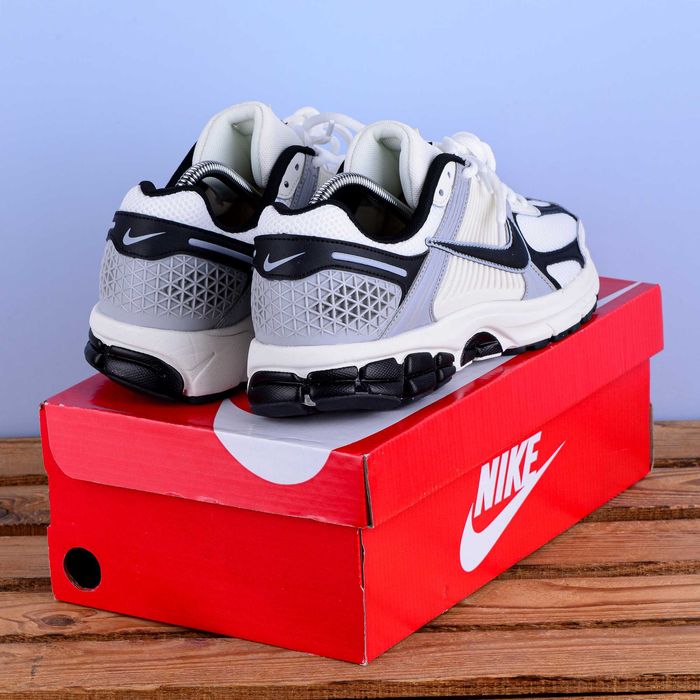 (2379) Кросівки Nike Zoom Vomero 5 білі з сірим і чорним (41-46)