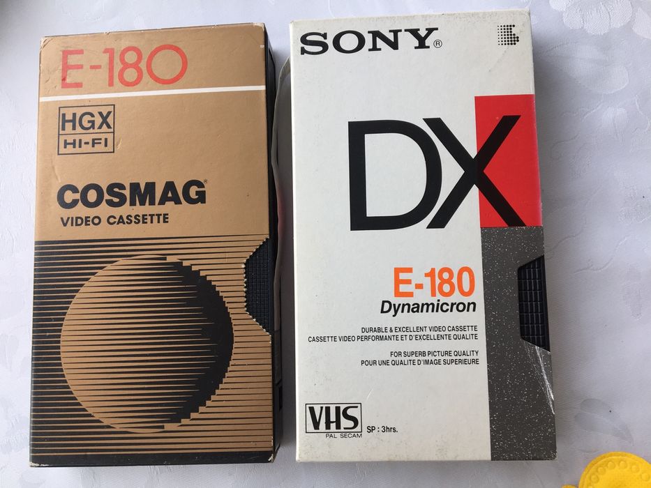kaseta VHS na 2 zdjęciach