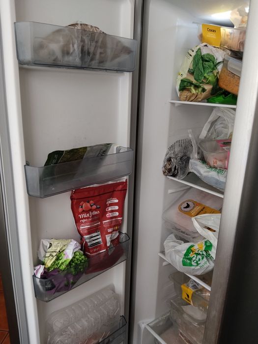 Frigorífico Side-by-Side da Confortec (estilo americano, com duas portas verticais), em inox.