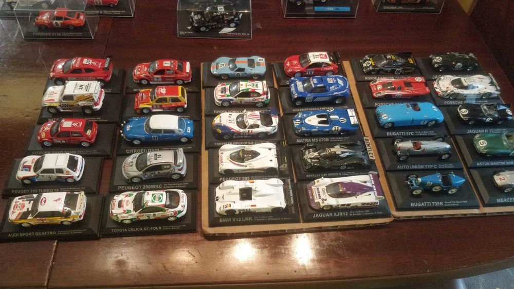 50 Carros de colecção 1:43 em metal