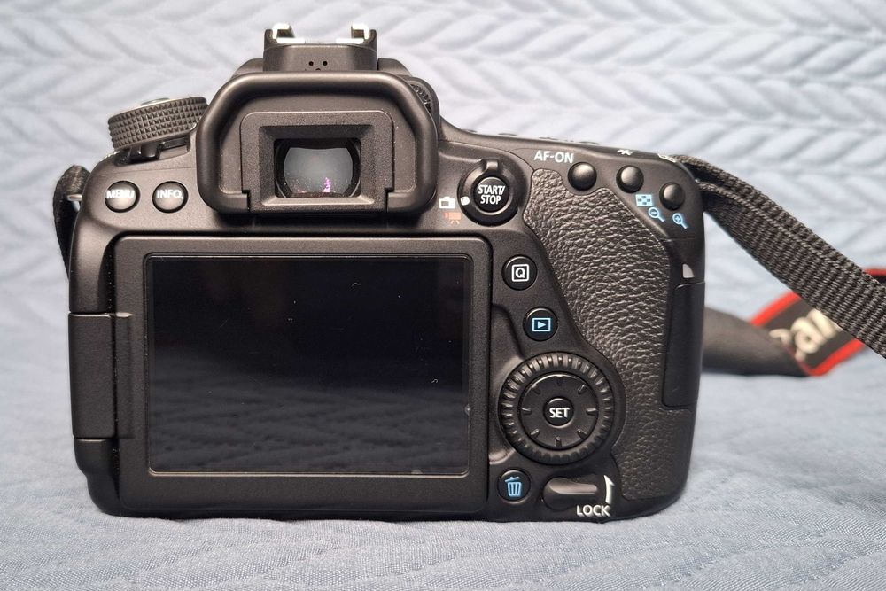 Canon EOS 80D + Objetiva Canon EF-S 18-200mm f/3.5-5.6 IS (como novas)