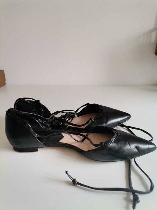 Sabrinas pretas T36, com fitas para amarrar na perna