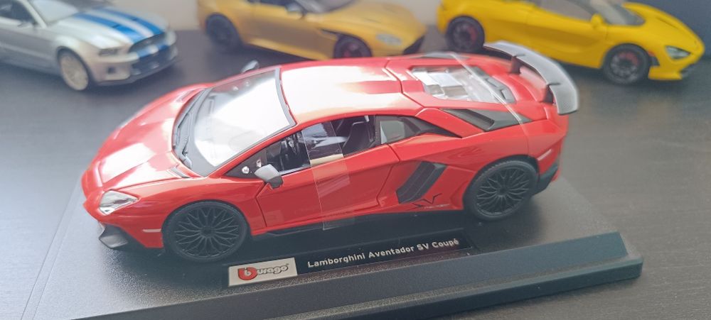 Lamborghini Aventador 1:24