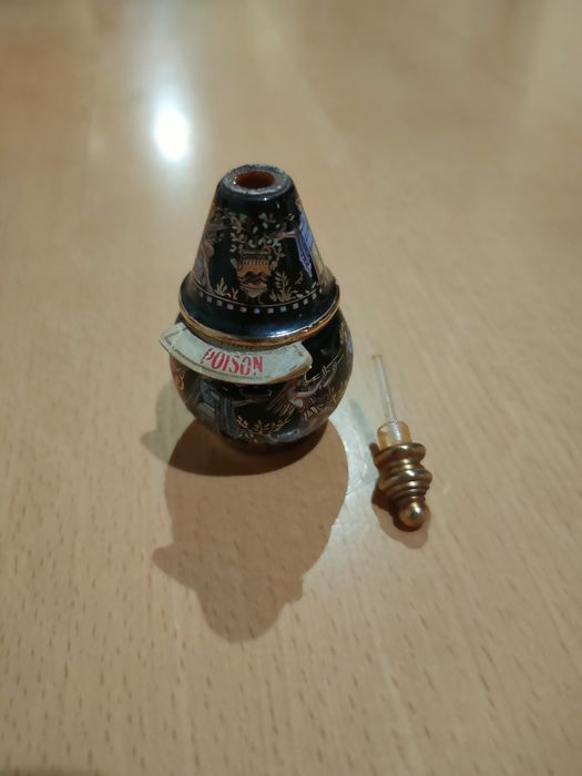 Conjunto de frascos de perfume vintage.