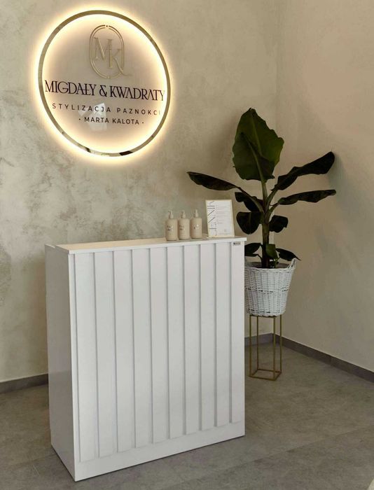 Recepcja kosmetyczna fryzjerska lada recepcyjna lamele biało złota