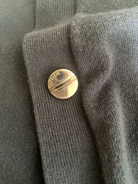 Casaco preto em malha com botoes dourados