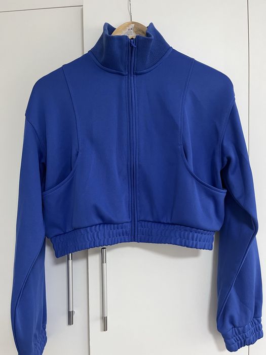 Крутий яскравий спортивний костюм