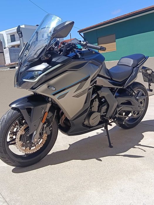 Vendo CFMOTO 650GT – 649 cc, apenas 8.000 km, como nova!