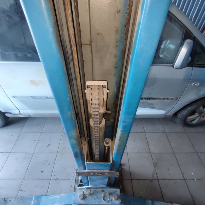 Podnośnik dwukolumnowy hydrauliczny.