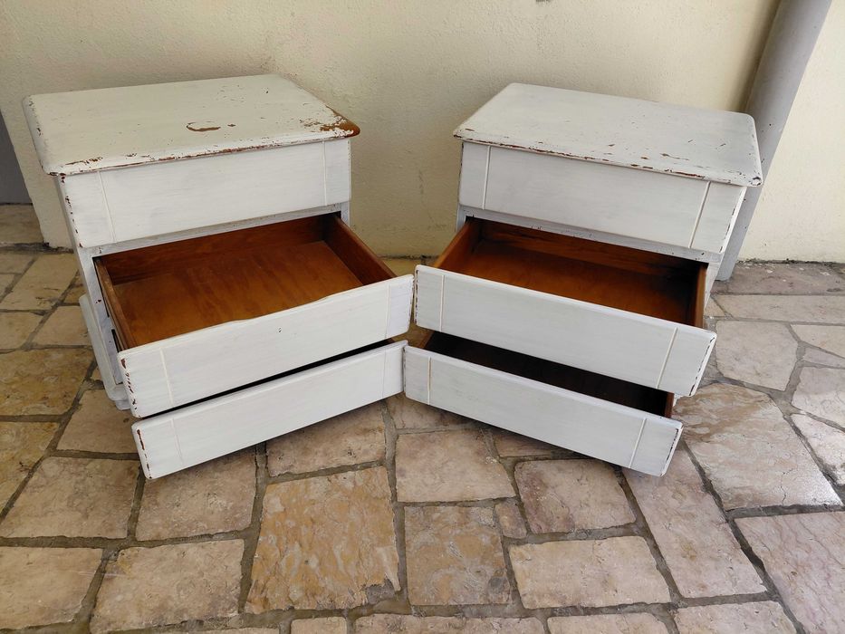 2 Mesas de Cabeceira com 3 gavetas em Madeira