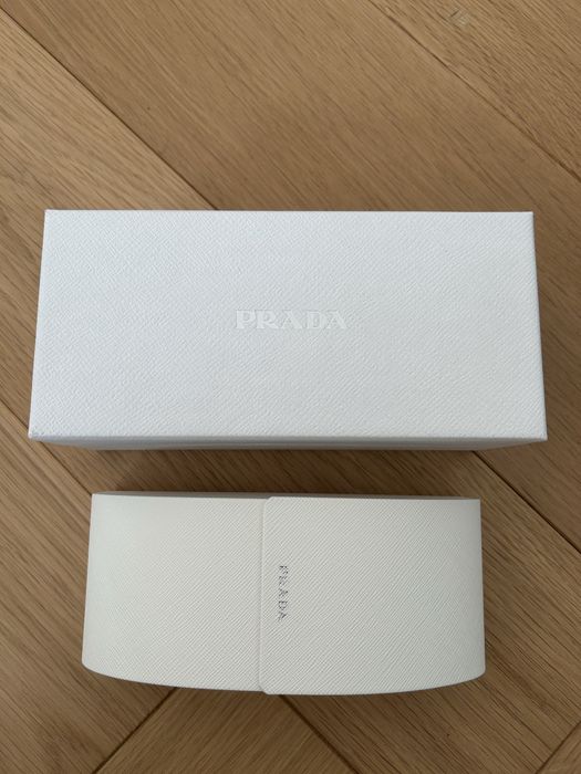 Etui na okulary i pudelko Prada