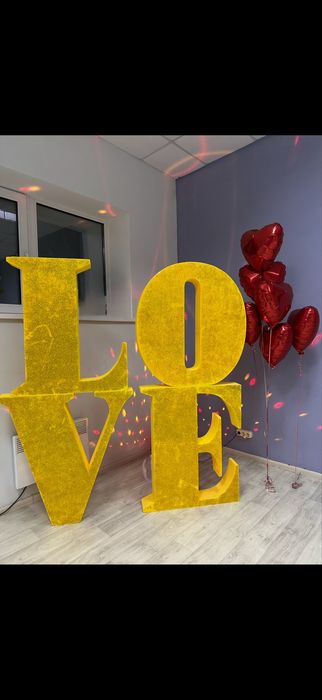 Великі літери LOVE із пінапласту