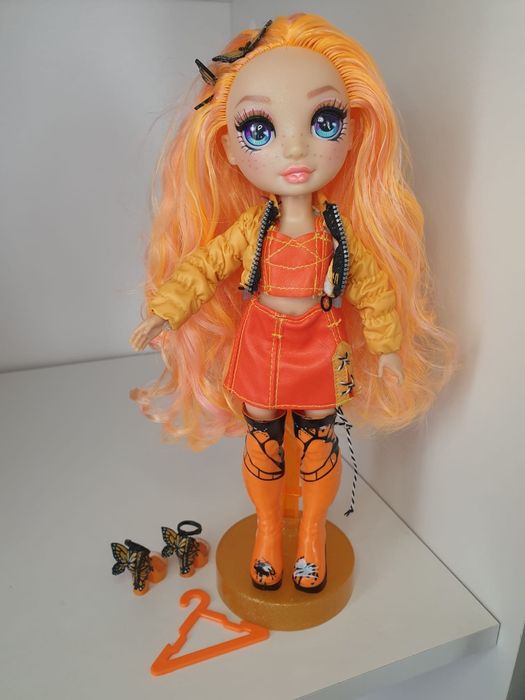 Lalka Rainbow High Poppy Rowan pomarańczowa motylki