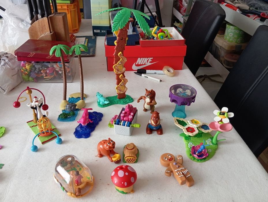 Diversas miniaturas ovos Kinder