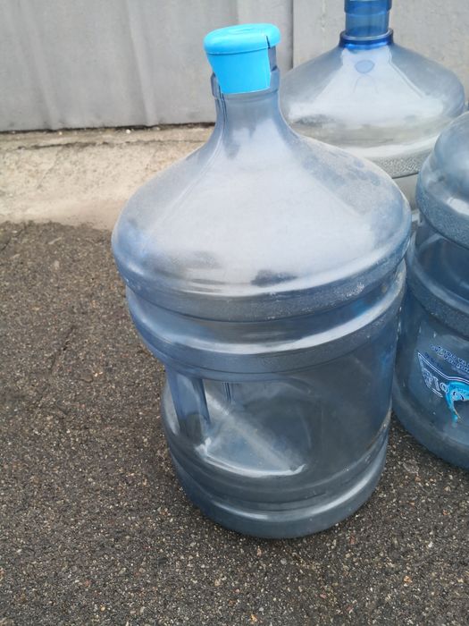 Бутли для воды с ручкой и без. Помпы для воды