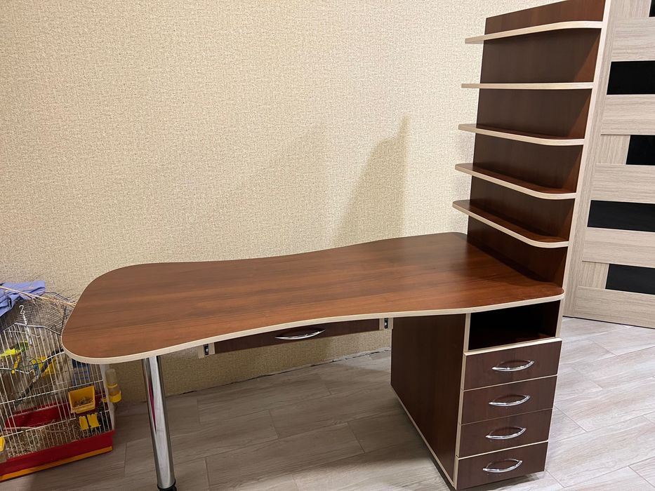 Продам манікюрний стіл б/у