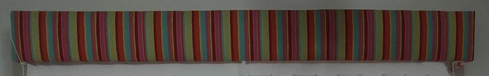 Sanefa colorida para quarto de criança