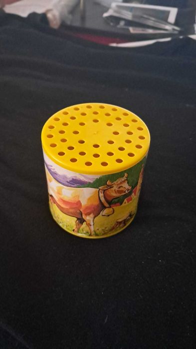 Caixa de Mugido Vintage com Ilustração de Vacas