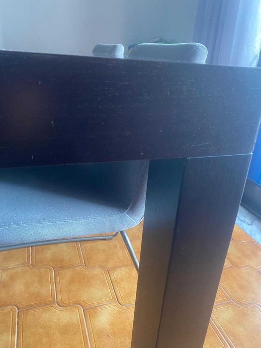 Mesa em madeira wengue e cadeiras