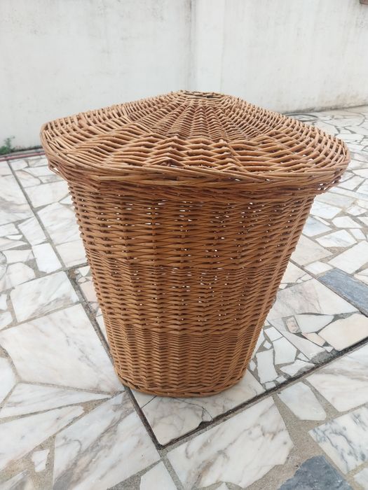 Cesto de roupa suja em verga