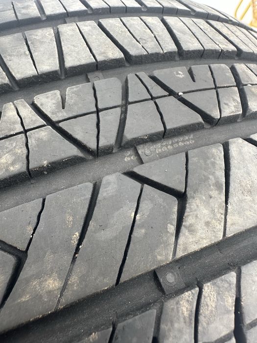 Продам шину 235/40/19