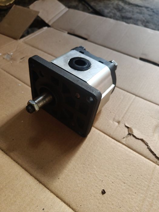 Sprzedam pompę 12l na min prawe obroty