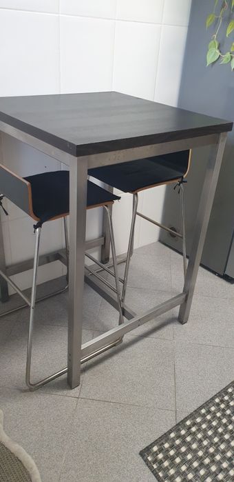 Mesa alta com 2 bancos