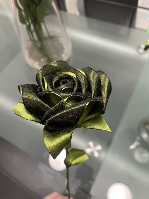 flores feitas com fitas de cetim