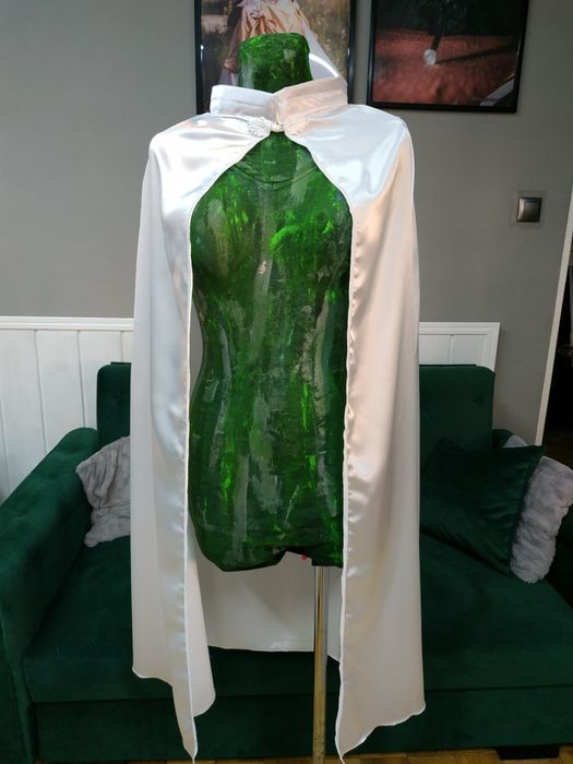 Biała satynowa peleryna z kołnierzem