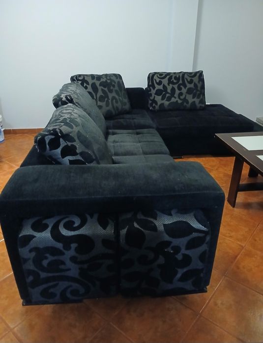 Vende sofá chaise longue com 2 pufs e mesa de centro com 4 pufs.