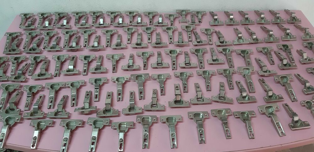 Dobradiças para armários e móveis
