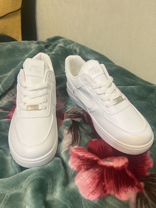 Продам кросівки білого кольору від Nike