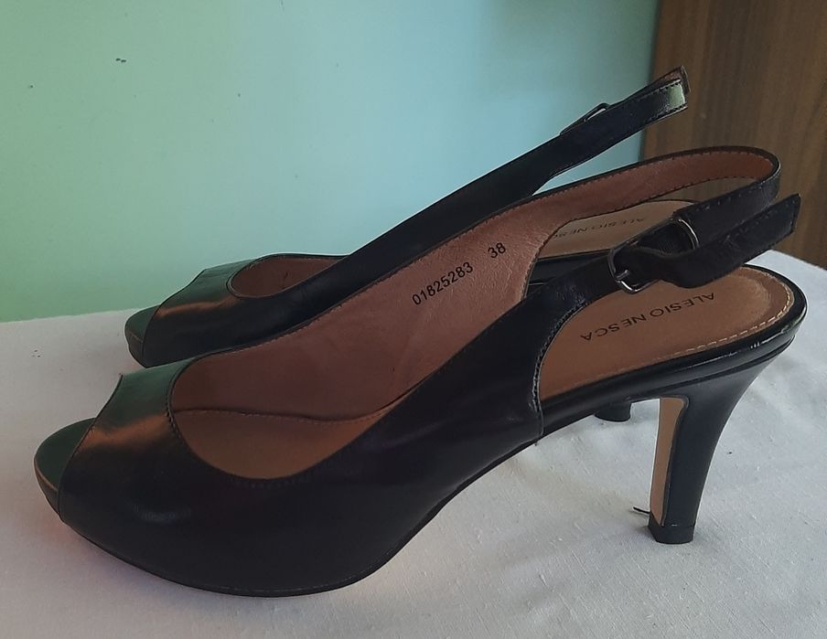 Босоніжки шкіряні розмір 38 розмір 39