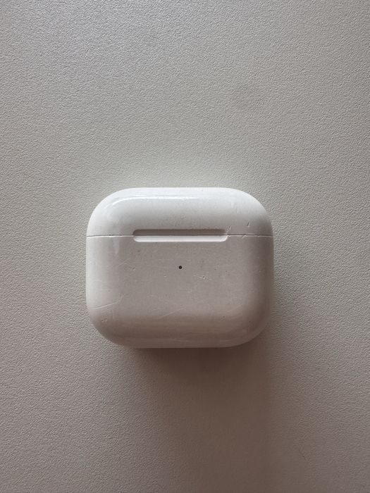Кейс та лівий навушник Apple airpods3 model2566